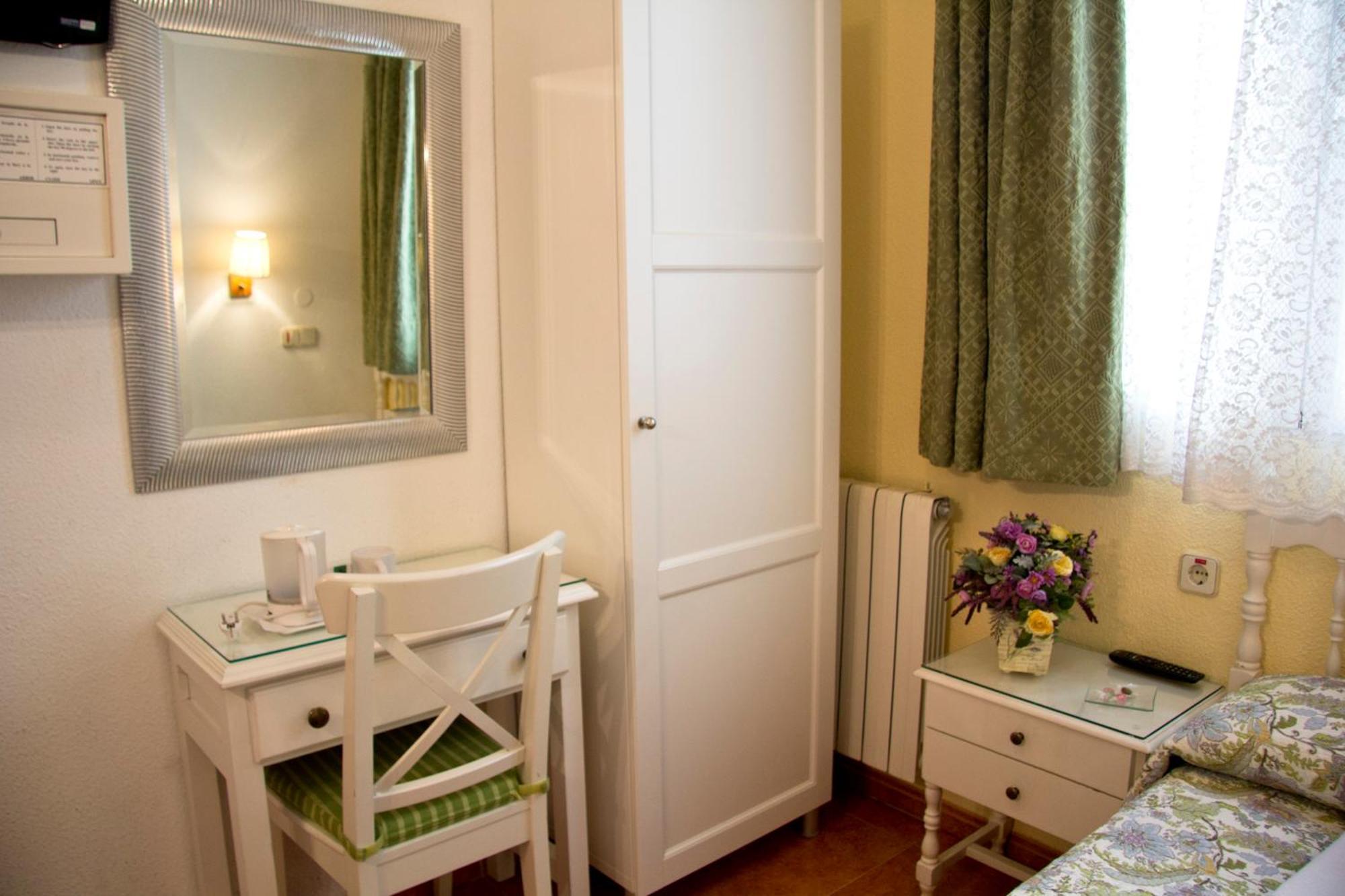 Hostal Los Alpes Madrid Phòng bức ảnh