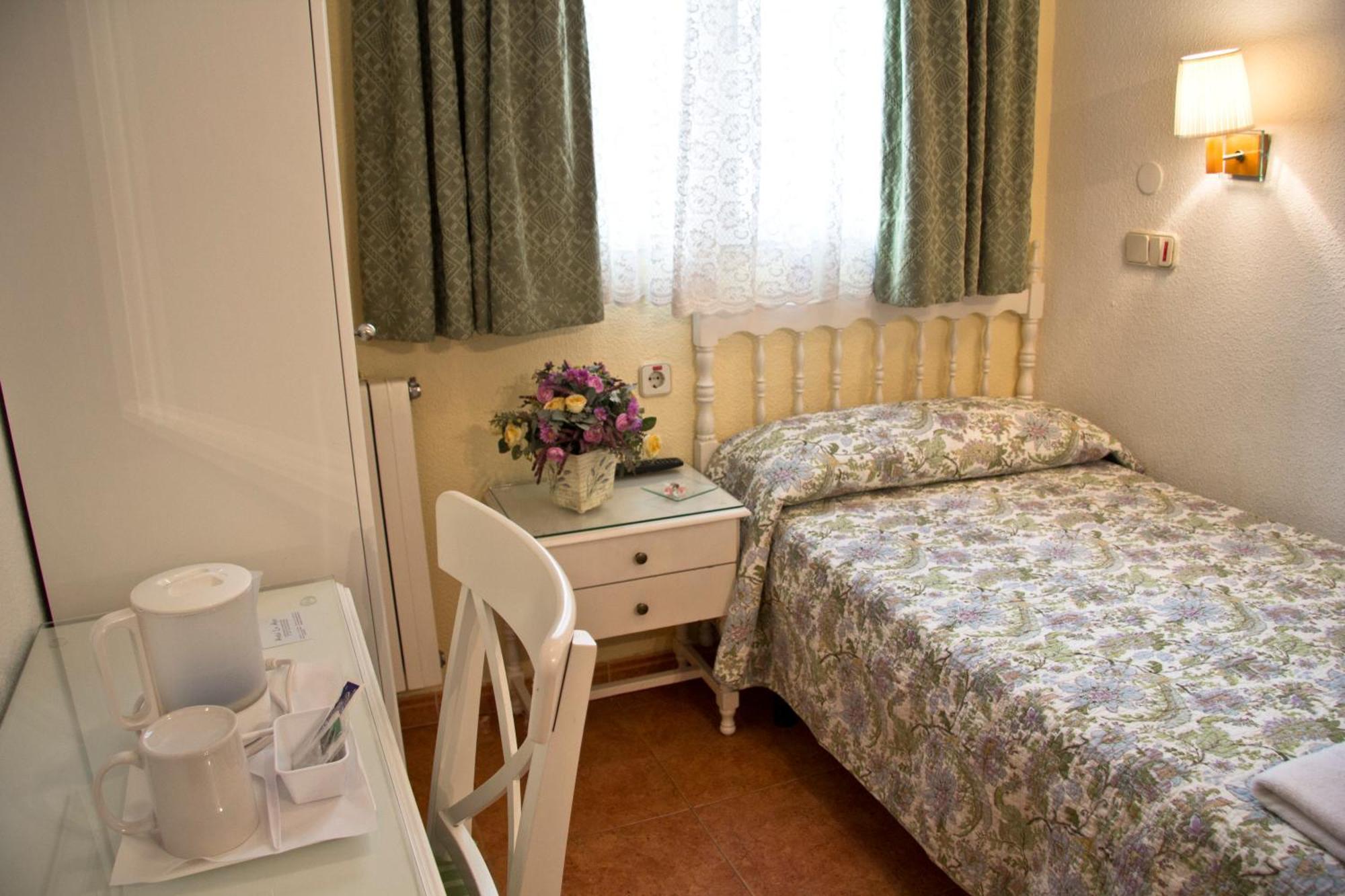 Hostal Los Alpes Madrid Phòng bức ảnh