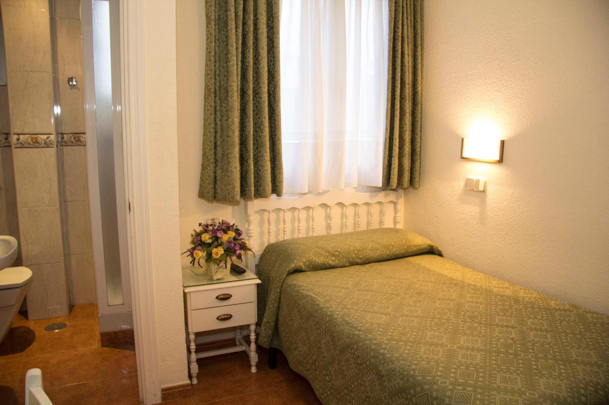 Hostal Los Alpes Madrid Phòng bức ảnh