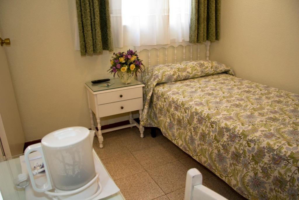 Hostal Los Alpes Madrid Ngoại thất bức ảnh